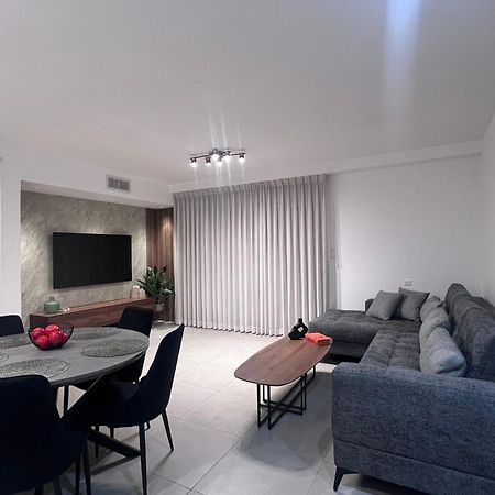 Luxury Queen Royal Park 엘라트 외부 사진